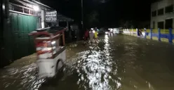 Banjir merendam sejumlah titik di wilayah selatan Kabupaten Garut. SMPN 1 Pameungpeuk menjadi salah satu titik yang terendam. (Sumber: Forum Relawan Penanggulangan Bencana Garut Selatan)