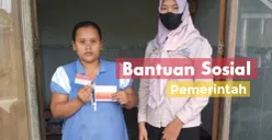 Ilustrasi ibu hamil kategori penerima bansos PKH memperlihatkan dana bantuan yang didapatnya didampingi Pendamping Sosial. (Sumber: Poskota/Neni Nuraeni/Kemensos)