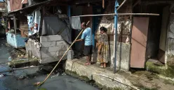 Warga beraktivitas di permukiman padat penduduk, Kebon Kacang, Tanah Abang, Jakarta Pusat. (Sumber: Poskoata/ Bilal Nugraha Ginanjar)