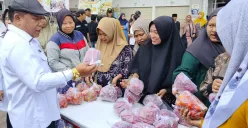 Cabai merah, tomat, dan bawang menjadi sasaran belanja emak-emak di Pasar Baros, Kabupaten Serang. (Sumber: Dok. Kominfo Pemkab Serang)