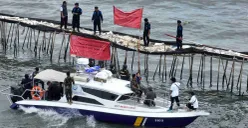 Kementerian Kelautan dan Perikanan (KKP) menghentikan kegiatan pemagaran laut tanpa izin di pesisir  laut Tangerang. (Sumber: Dok. Humas KKP)