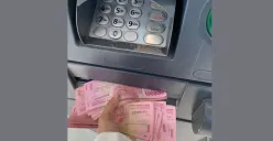 Ilustrasi penarikan saldo dana bansos di ATM. (Sumber: Pinterest/Sara)