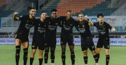 Para pemain Dewa United merayakan gol yang dicetak Alex Martins ke gawang Arema FC pada laga pekan 18 Liga 1 2024-25. (Sumber: Instagram @dewaunitedfc)