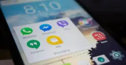 Polling di WhatsApp adalah fitur yang memungkinkan pengguna membuat jajak pendapat sederhana di dalam grup atau chat pribadi. (Sumber: Pexels/Alok Sharma)