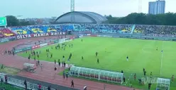 Tangkap layar kericuhan yang pecah di laga Deltras FC vs Persibo Bojonegoro pada pekan terakhir Grup 3 Liga 2 2024-25, sesaat setelah gol Persibo.