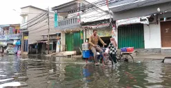 Ilustrasi banjir rob yang terjadi di kawasan Muara Angke, Pluit, Penjaringan, Jakarta Utara, bulan lalu. (Sumber: Poskota/Ali Mansur)