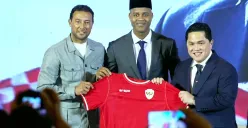 Patrick Kluivert beserta dua asistennya langsung sibuk meracik strategi untuk Timnas Indonesia kedepannya.(Sumber: Tangkap Layar Channel PSSI TV)