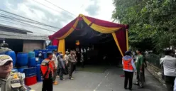 Sebuah tenda hajatan di Depok didirikan hampir menurutupi jalan raya hingga tak bisa dilalui oleh para pengendara. (Sumber: Tangkap Layar Instagram/@mood.jakarta)