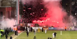 Tangkap layar fans Royal Antwerp menyalakan suar seusai laga kontra Beerschot pada lanjutan Liga Belgia.