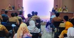 Sejumlah pegawai honorer saat menemui pejabat BKPSDM Kabupaten Serang, Senin, 13 Januari 2025. (Sumber: Poskota/Rahmat Haryono)