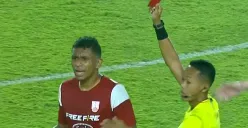 Tangkap layar momen saat bek Persis Solo, Cleylton Dos Santos, mendapat kartu merah dari wasit di laga kontra PSM Makassar.