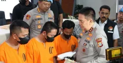 Kapolda Riau Irjen Pol M Iqbal tengah menginterogasi para pelaku peredaran narkoba jaringan internasional. (Sumber: Dok Humas Polda Riau)