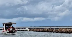 Perahu nelayan saat melintas di pesisir laut kawasan Desa Segarajaya, Kecamatan Tarumajaya, Kabupaten Bekasi, Selasa, 14 Januari 2025. (Sumber: Poskota/Ihsan Fahmi)