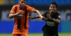 Pemain Borneo FC Samarinda dan Semen Padang berebut bola dalam laga pekan ke-18 Liga 1 2024-2025 di Stadion Batakan, Balikpapan, Selasa, 14 Januari 2025. (Sumber: X/@BorneoSMR)