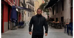 Khabib Nurmagomedov mendapatkan perlakuan yang tidak menyenangkan saat berada di dalam pesawat. (Sumber: Instagram/@khabib_nurmagomedov)