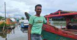 Mitun, 28 tahun, seorang nelayan di Desa Segarajaya, resah hasil tangkapan ikannya berkurang setelah berdirinya pagar laut di Tarumajaya, Kabupaten Bekasi. (Sumber: Poskota/Ihsan Fahmi)