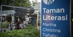 Sejumlah warga menikmati fasilitas di Taman Literasi Martha Christina Tiahahu, Jakarta Selata. (Sumber: Poskota/ Bilal Nugraha Ginanjar)