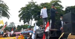 Para guru honorer melakukan aksi unjukrasa di depan Pendopo Bupati dan Gedung DPRD Kabupaten Serang. (Sumber: Poskota/Rahmat)