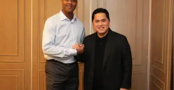 Pelatih Timnas Indonesia, Patrick Kluivert bersama Ketum PSSI, Erick Thohir. (Sumber: X/@erickthohir)