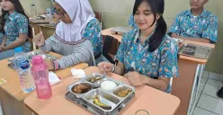 Pelajar SMA Hang Tuah 1, Cipulir, Jakarta Selatan  saat makan siang gratis bergizi bersama. (Sumber: Poskota/Ahmad Merizal Sutomo)