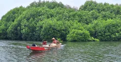 Seorang nelayan melintasi perairan di pesisir laut Kampung Pqljaya, Desa Segarajaya, Kecamatan Tarumajaya, Kabupaten Bekasi, Rabu, 15 Januari 2025. (Sumber: Poskota/Ihsan Fahmi)