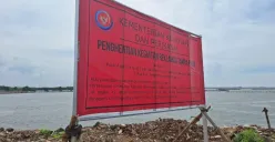 Penyegelan yang dilakukan oleh KKP di pinggir laut Desa Segarajaya, Kecamatan Tarumajaya, Kabupaten Bekasi, Rabu, 15 Januari 2025. (Sumber: Poskota/Ihsan)