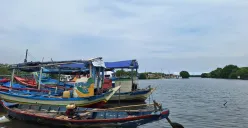 Sejumlah perahu nelayan tidak berlayar di pesisir laut kampung Paljaya, Desa Segarajaya, Kecamatan Tarumajaya, Kabupaten Bekasi, Rabu, 15 Januari 2025. (Sumber: Poskota/Ihsan)