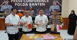 Dirreskrimum Kombes Dian Setiawan didampingi Kabidhumas Kombes Didik Hariyanto saat konferensi pers di Mapolda Banten. (Sumber: Poskota/Rahmat Haryono)