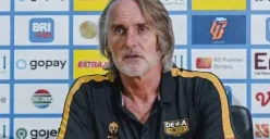 Jan Olde Riekerink yakin anak asuhnya akan dapatkan hasil terbaik meski bermain ke markas Persib Bandung. (Sumber: X/ Indostranfer)