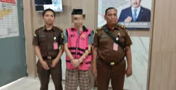 Tersangka korupsi saat diserahkan ke Kejaksaan Negeri (Kejari) Kabupaten Tangerang. (Sumber: Dok. Kejari Kabupaten Tangerang)