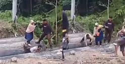 Momen anggota polisi menjadikan punggungnya sebagai jembatan untuk membantu warga menyebrang. (Sumber: Tangkap Layar Instagram/@funnelmedia)