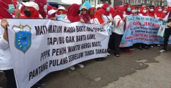 Ribuan honorer nakes dan non-nakes di Kabupaten Pandeglang saat melakukan demo di depan Kantor Bupati Pandeglang, Kamis, 16 Januari 2025. (Sumber: Poskota/Samsul Fatoni)