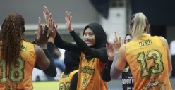 Jakarta Popsivo Polwan saat menaklukkan Jakarta Livin Mandiri di seri ketiga Proliga 2025. (Sumber: Humas Proliga)