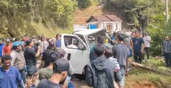 Warga berkerumun saat bangkai mobil pick up dievakuasi dari jurang sedalam 25 meter di jalur Garut - Pamengpeuk, kawasan Desa Karamatwangi, Kecamatan Cikajang, Sabtu, 18 Januari 2025. (Sumber: Dok. Humas Polres Garut)