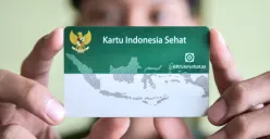 Seorang pekerja memperlihatkan Kartu Indonesia Sehat dari Badan Penyelenggara Jaminan Sosial (BPJS Kesehatan di kantornya di kawasan Palmerah, Jakarta Barat, Sabtu, 18 Januari 2025. (Sumber: Poskota/ Bilal Nugraha Ginanjar)