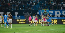 Momen pemain Dewa United, Altaf Ballah mendapat ujaran bernada rasis, pada pertandingan melawan Persib di pekan ke-19 Liga 1 2024-25. (Sumber: dewaunited.com | Foto: dewaunited.com)