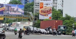 Pengendara motor tidak memakai helm dan berputar arah di Jalan Ahmad Yani, simpang BCP Mall, Kota Bekasi, Senin, 20 Januari 2025. (Sumber: Poskota/Ihsan Fahmi)