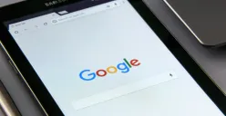 Google sudah memandai aplikasi VPN dengan badge verified. (Sumber: Pexels/AS Photography)