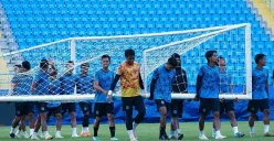 Para pemain Arema FC saat berlatih sehari jelang laga kontra Borneo FC di pekan 19 Liga 1 2024-25. (Sumber: Instagram @aremafcofficial)