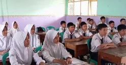 Para siswa SMPN 1 Menes, Pandeglang, saat mengikuti Kegiatan Belajar Mengajar (KBM) di sekolah. Kini ada Surat Edaran 3 Menteri untuk Ramadhan dan Lebaran. (Sumber: Poskota/Samsul Fatoni)