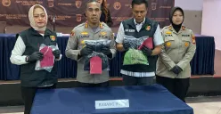 Kapolres Metro Jakarta Timur Komisaris Besar Polisi Nicolas Ary Lilipaly saat menggelar konferensi pers, di Polres Metro Jakarta Timur, Selasa, 21 Januari 2025. (Sumber: Poskota/Ali Mansur)