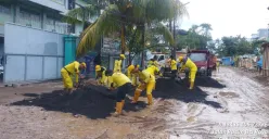 Sejumlah petugas bersiap mengaspal akses jalan menuju SMK 2 Cengkareng, Jakarta Barat, yang rusak dan berlumpur. (Sumber: Instagram/@jakartabarat24jam)