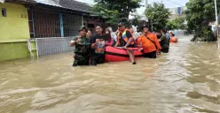 Anggota Kodim 0715/Kendal bersama anggota Polres Kendal, Damkar, Pol PP, dan BPPD melaksanakan kegiatan penanggulangan bencana dengan mengevakuasi warga  korban banjir di wilayah kecamatan Patebon, Kendal, Selasa (21/01/25). (Sumber: X/@kodim_kendal)