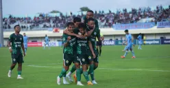 Skuad PSKC Cimahi melakukan selebrasi usai mencetak gol penyeimbang saat hadapi Persela Lamongan, di babak 8 besar Liga 2 2024-25. (Foto: Media Officer PSKC Cimahi)