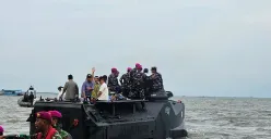 Tank amphibi disiagakan TNI AL untuk membantu proses pembongkaran pagar laut di Tangerang. (Sumber: Poskota/Veronica Prasetio)