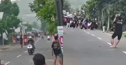 Momen dua kelompok pesilat melakukan tawuran di Tulungagung, Jawa Timur. (Sumber: Tangkap Layar Instagram/@mood.jakarta)