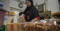 Sejumlah pekerja menyelesaikan pembuatan roti dan kue di Toko Roti Gelora, Jatinegara, Jakarta Timur, Sabtu, 18 Januari 2025. (Sumber: Poskota/Bilal Nugraha Ginanjar)