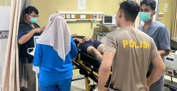 Tim medis RS mengecek kondisi kesehatan FA, tahanan Polresta Serang sebelum meninggal dunia. (Sumber: Dok. Humas Polresta Serang)