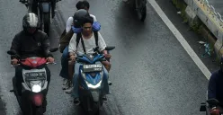 Ilustrasi - Sejumlah pengendara sepeda motor yang tidak dilengkapi dengan alat pelindung kepala (helm) melintasi kamera tilang elektronik (ETLE) di Jalan Matraman, Jakarta Timur, Jumat, 24 Januari 2025. (Sumber: Poskota/Bilal Nugraha Ginanjar)