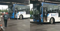 Bus Transjakarta tersangkut di rel kereta api saat palang perlintasan sudah tertutup. (Sumber: Tangkap Layar TikTok/@theblues180)